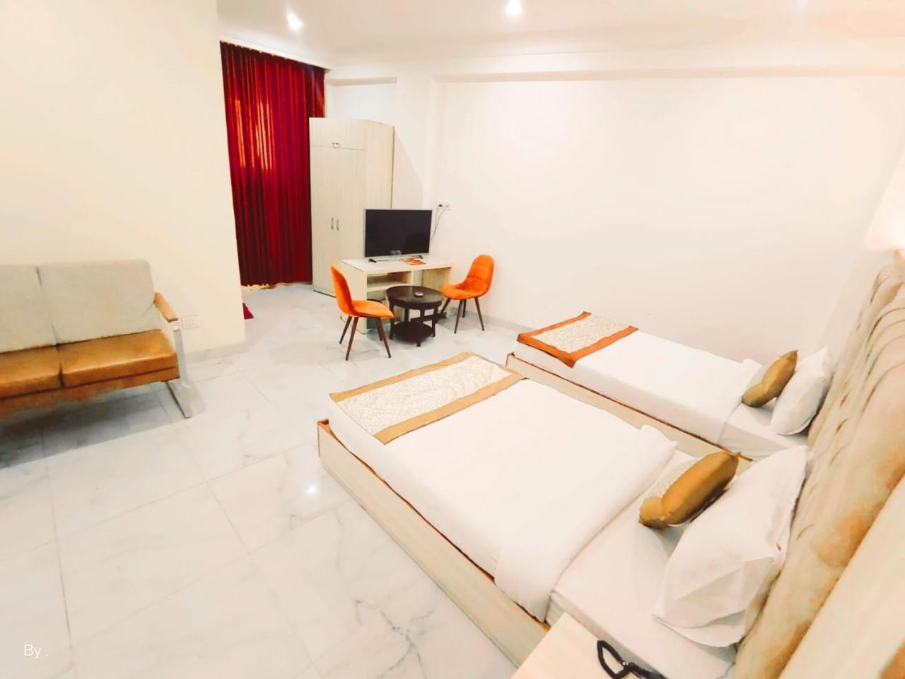 Готель The Almora Residency - Complimentary Airport Trasnfer Нью-Делі Екстер'єр фото