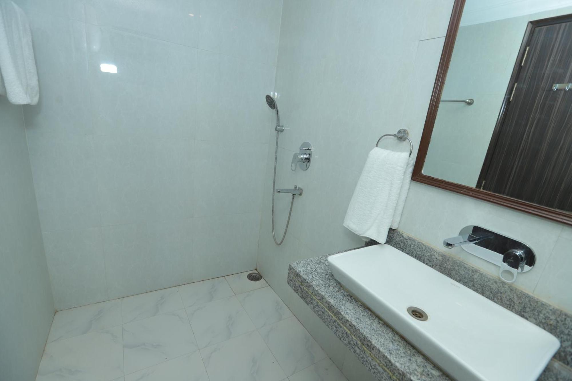 Готель The Almora Residency - Complimentary Airport Trasnfer Нью-Делі Екстер'єр фото