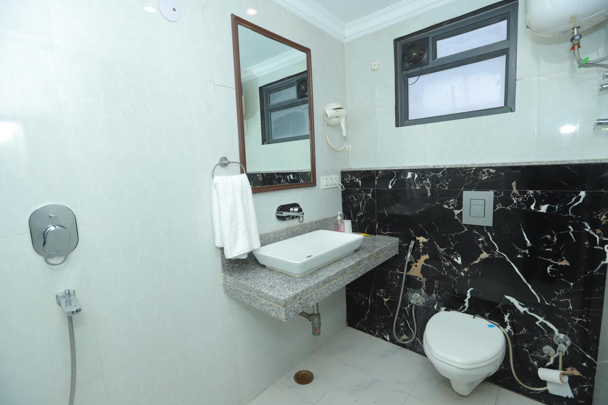 Готель The Almora Residency - Complimentary Airport Trasnfer Нью-Делі Екстер'єр фото