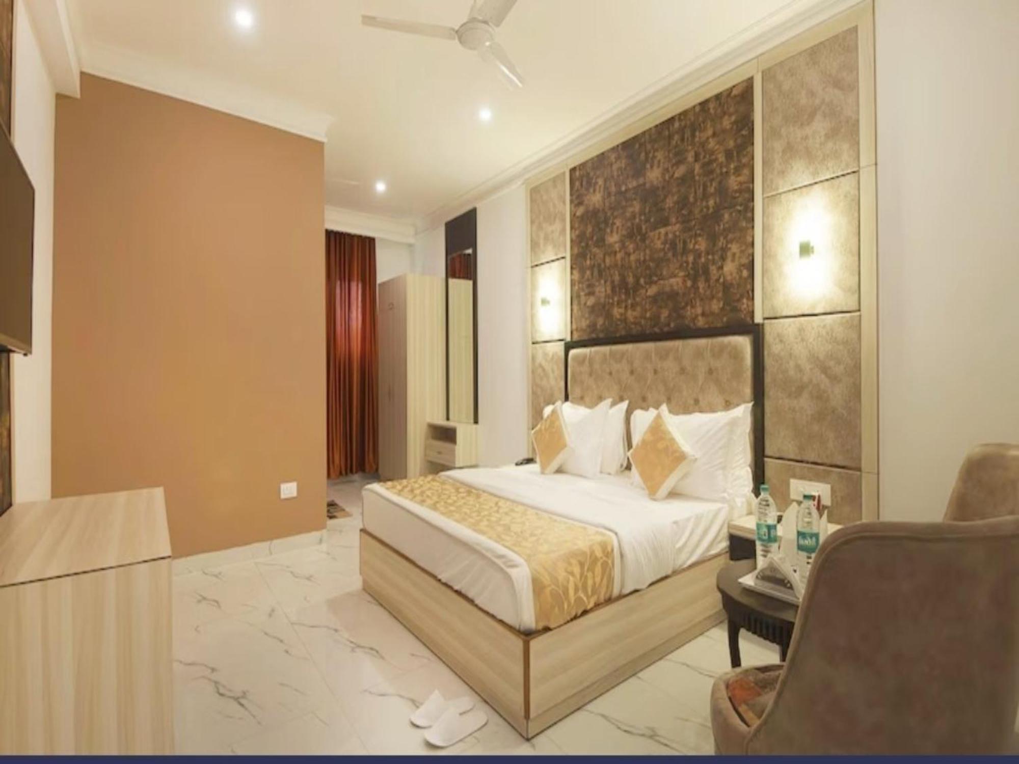 Готель The Almora Residency - Complimentary Airport Trasnfer Нью-Делі Екстер'єр фото