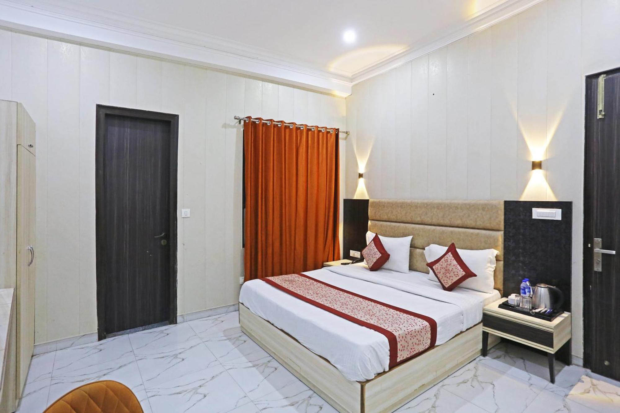 Готель The Almora Residency - Complimentary Airport Trasnfer Нью-Делі Екстер'єр фото