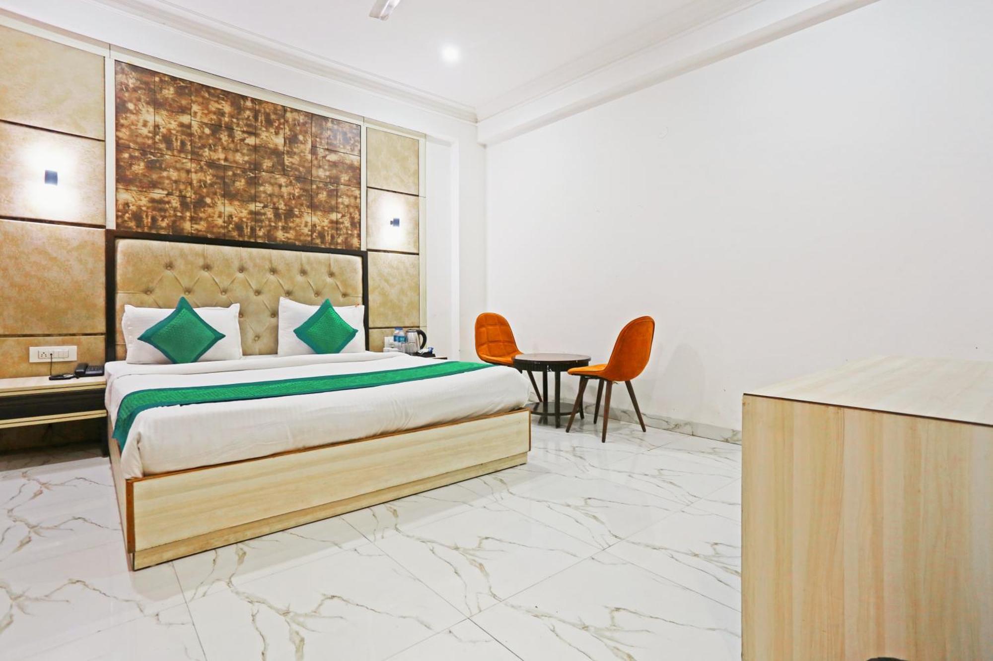 Готель The Almora Residency - Complimentary Airport Trasnfer Нью-Делі Екстер'єр фото