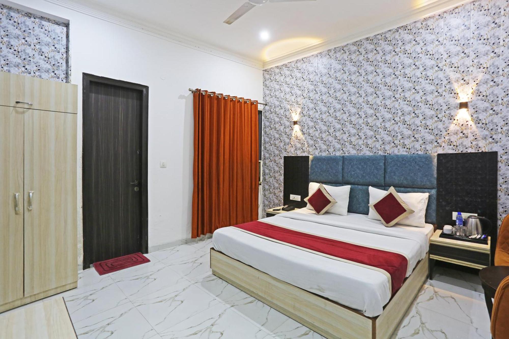 Готель The Almora Residency - Complimentary Airport Trasnfer Нью-Делі Екстер'єр фото