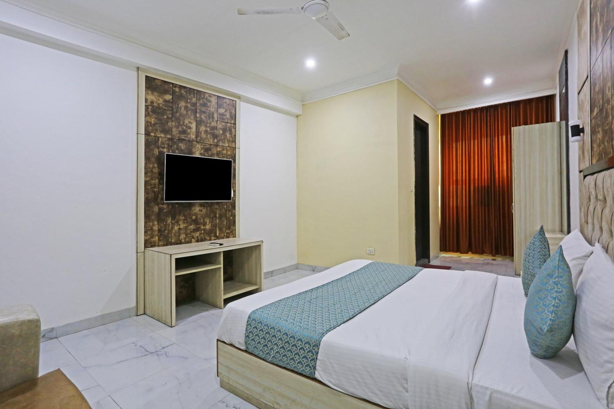 Готель The Almora Residency - Complimentary Airport Trasnfer Нью-Делі Екстер'єр фото