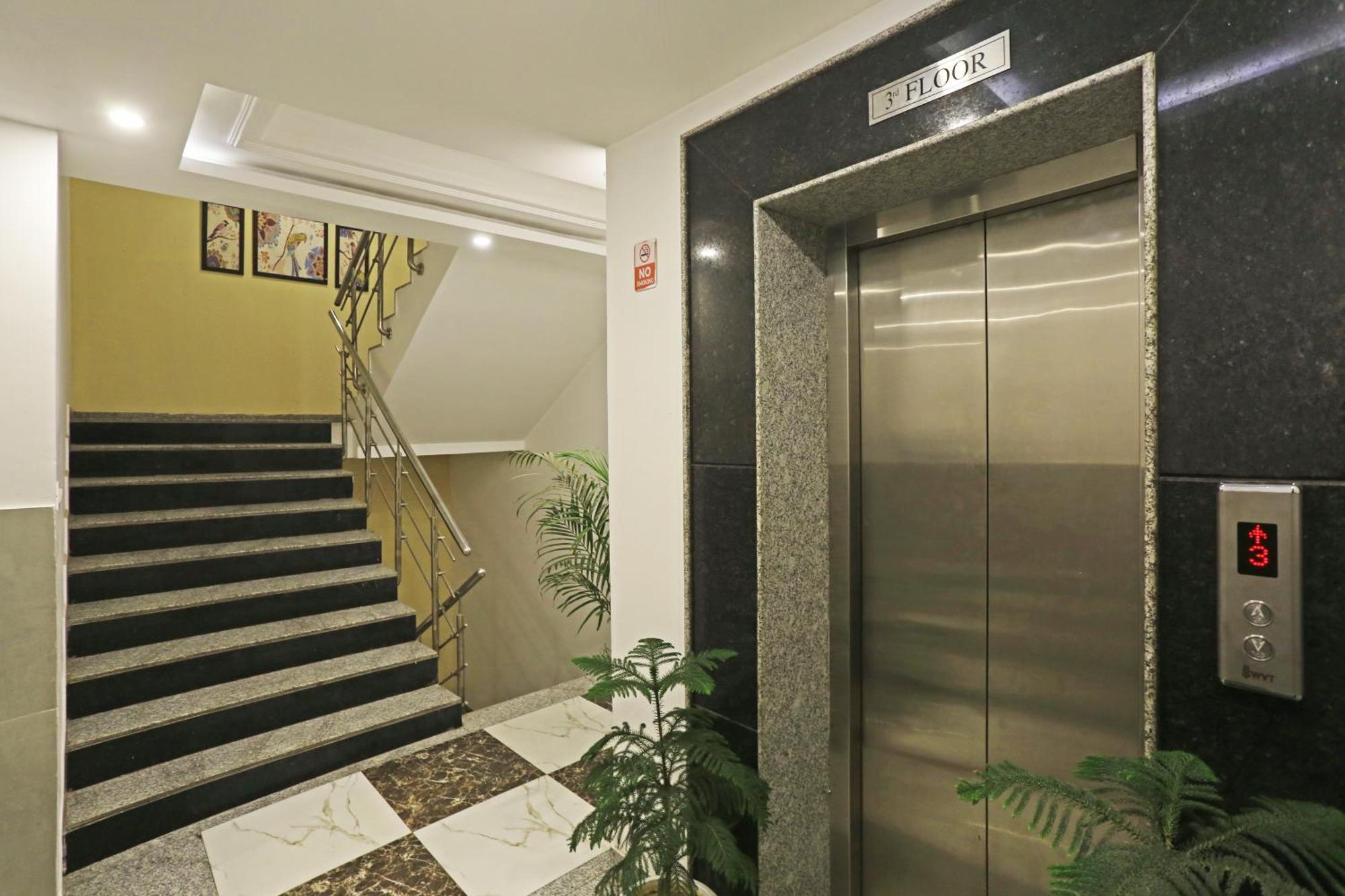 Готель The Almora Residency - Complimentary Airport Trasnfer Нью-Делі Екстер'єр фото