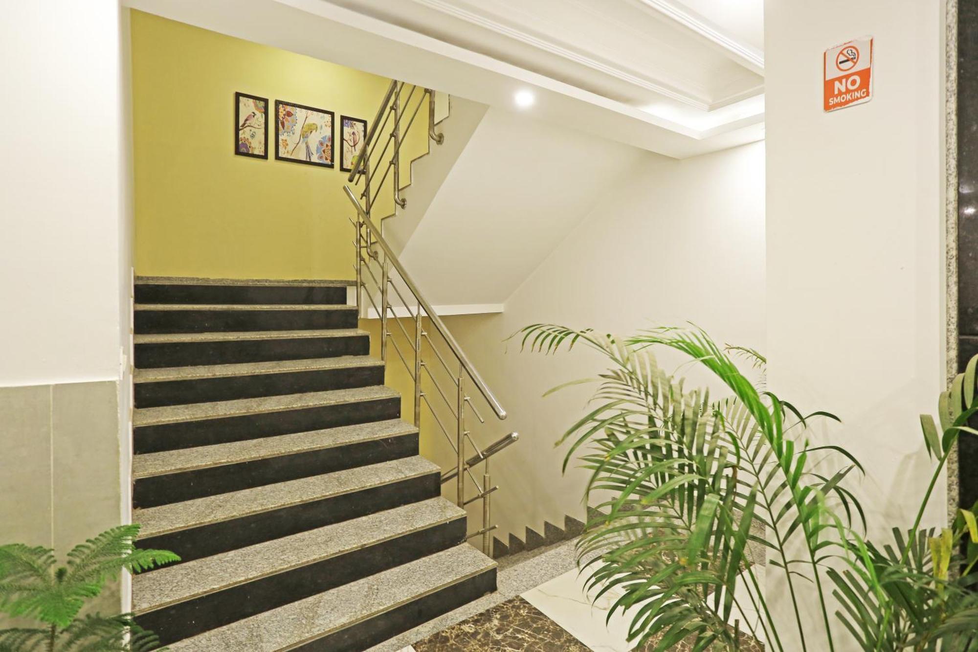 Готель The Almora Residency - Complimentary Airport Trasnfer Нью-Делі Екстер'єр фото