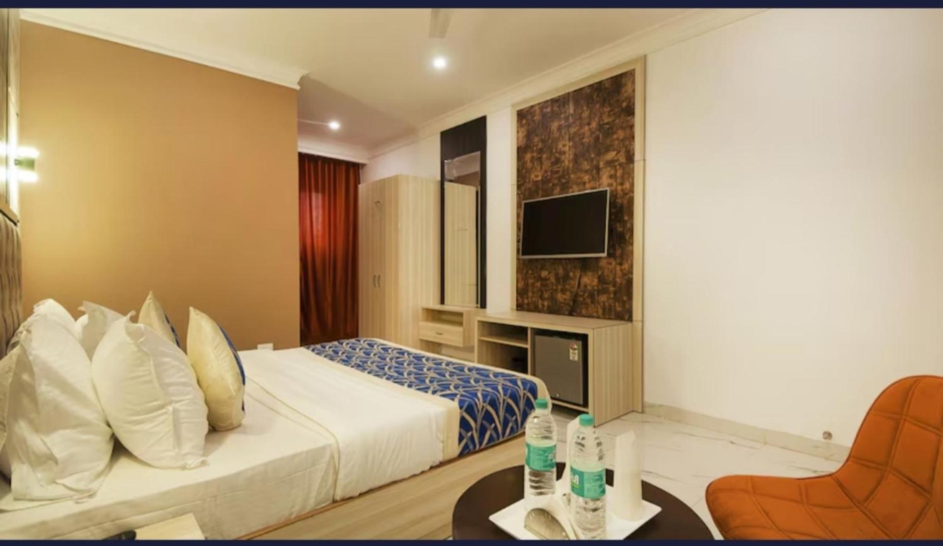 Готель The Almora Residency - Complimentary Airport Trasnfer Нью-Делі Номер фото