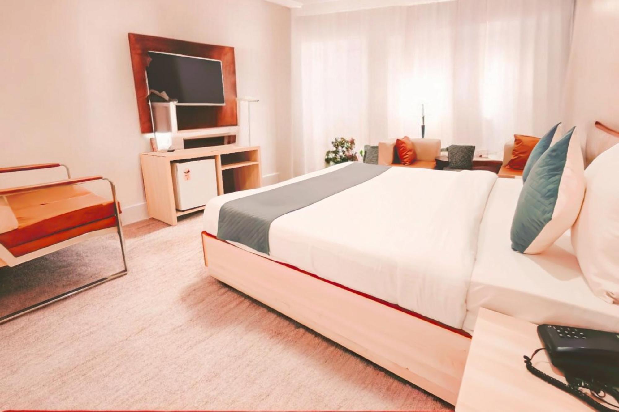 Готель The Almora Residency - Complimentary Airport Trasnfer Нью-Делі Екстер'єр фото