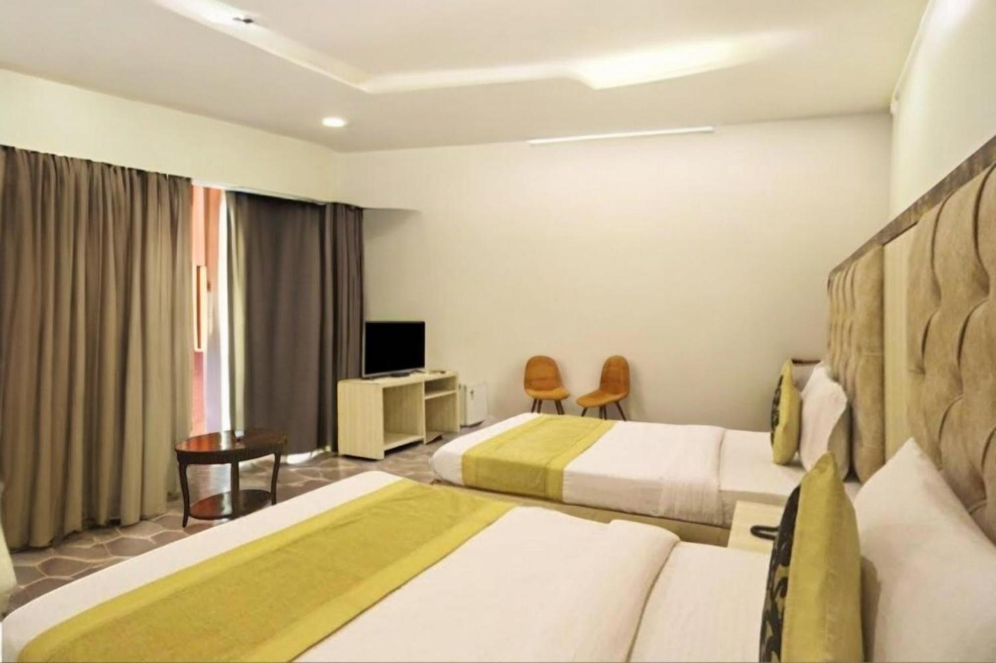 Готель The Almora Residency - Complimentary Airport Trasnfer Нью-Делі Екстер'єр фото