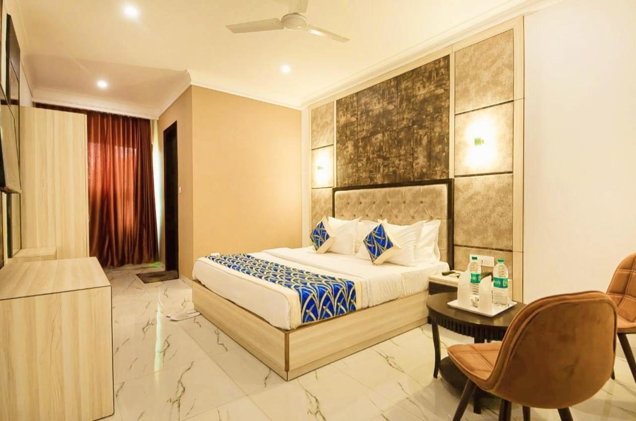 Готель The Almora Residency - Complimentary Airport Trasnfer Нью-Делі Екстер'єр фото